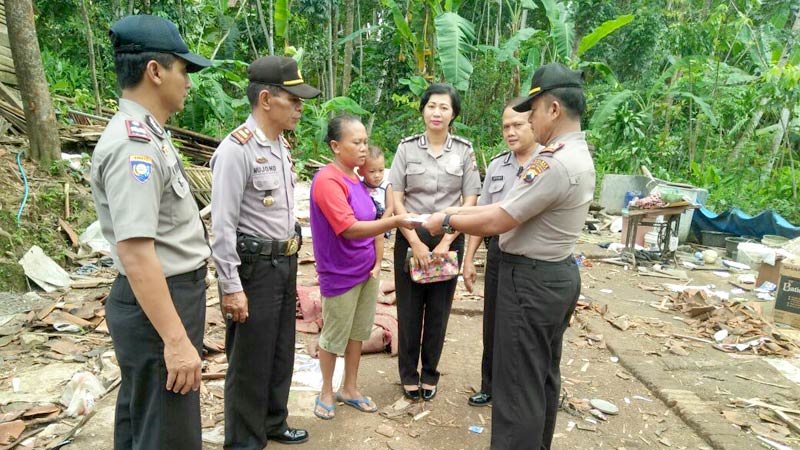 Korban Rumah Ambruk di Ajibarang Terima Bantuan