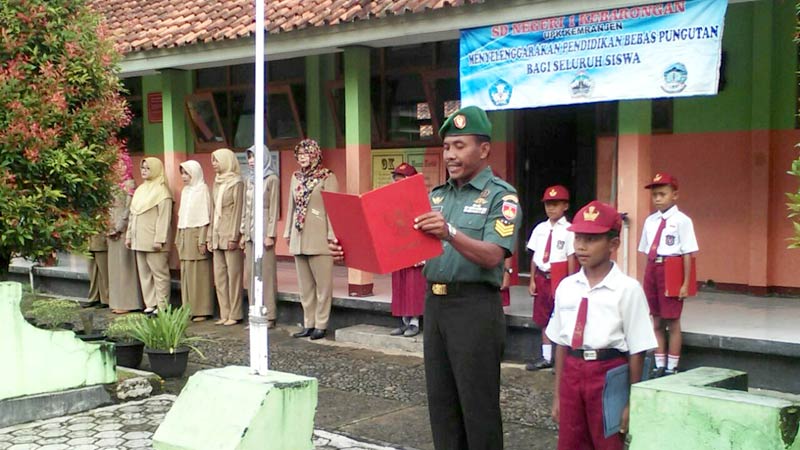 Babinsa Kemranjen Jadi Irup Upacara Bendera di SD N 1 Kebarongan