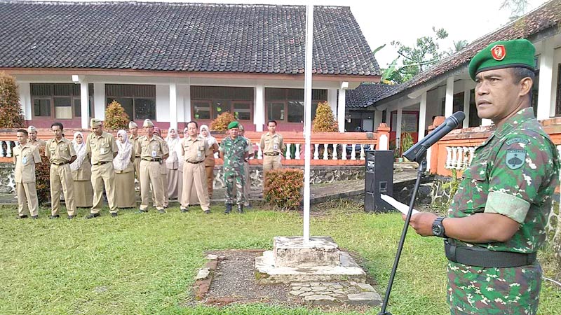 Danramil Sumbang Jadi Inspektur Upacara di SDN Waturaja, Sikapat