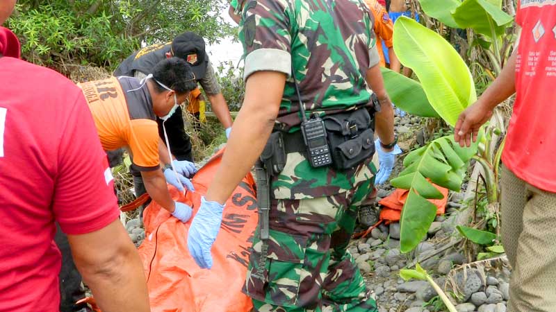 Ditemukan, Mayat Tersangkut di Pohon