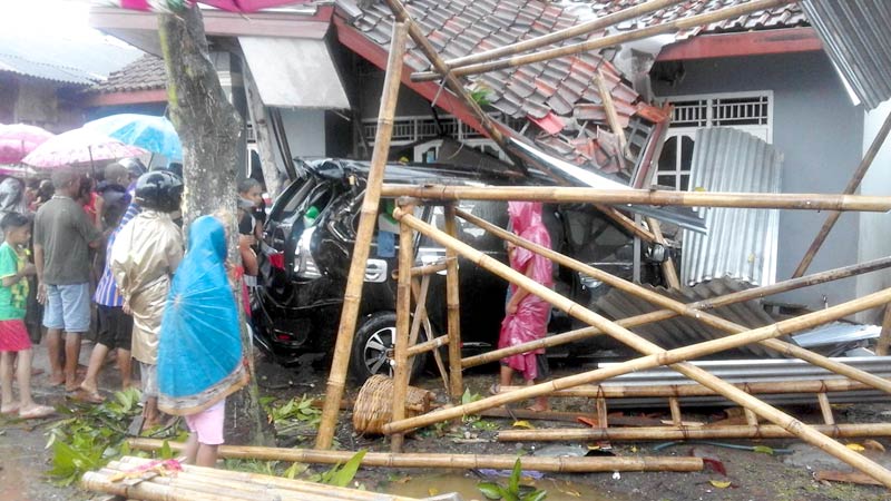 Ngebut, Xenia Tabrak Rumah