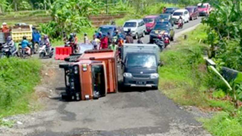 Jalan Ambles, Mobil Boks Terguling di Ruas Jalan Gunung Tugel