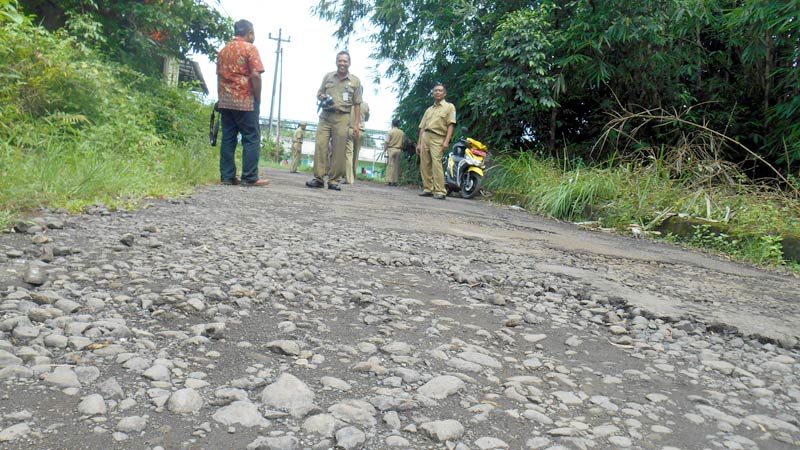 Jalan Karangmanyar-Mewek Rusak Parah