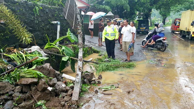 Jalur Purwokerto-Bumiayu Tertutup Longsor