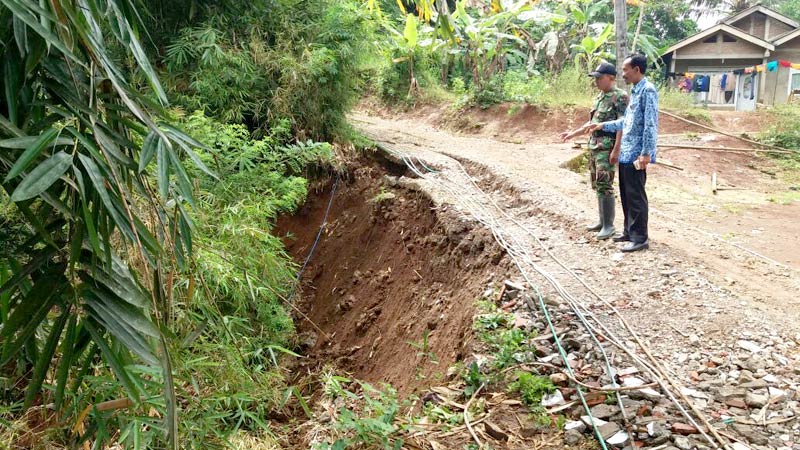 Warga Desa Kaliori Terancam Longsor Akibat Tanah Bergerak