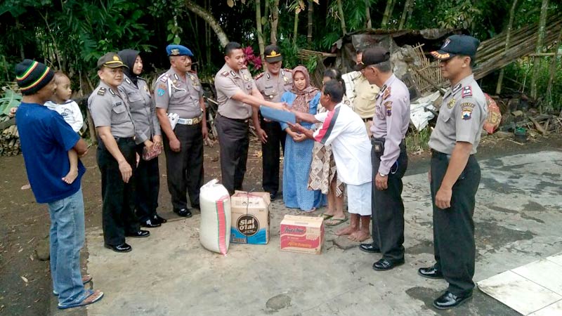 Korban Rumah Terbakar di Ajibarang Terima Bantuan