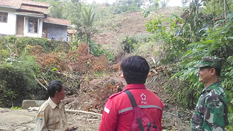 Tanah Grumbul Karangkobar Gumelar Kembali Longsor, Warga Dilarang Bermalam di Rumah