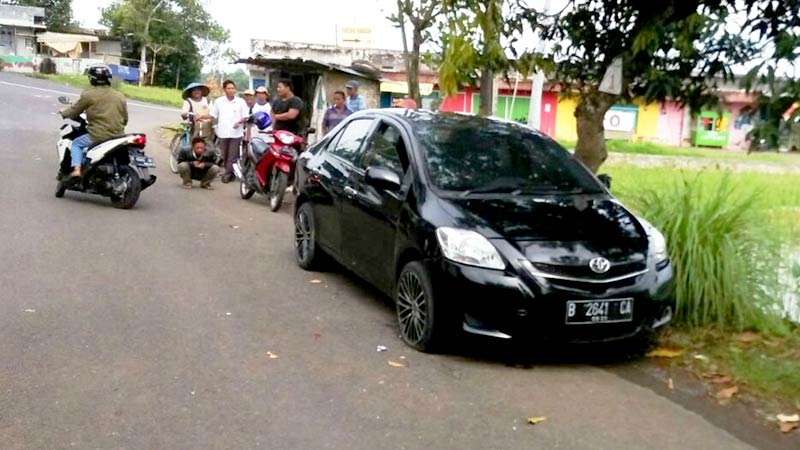 Mobil Misterius Ini Empat Hari Ditinggal di Ruas Jalan Senon Kemangkon