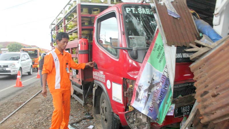 Hindari Motor, Truk Gas Melon Seruduk Kios