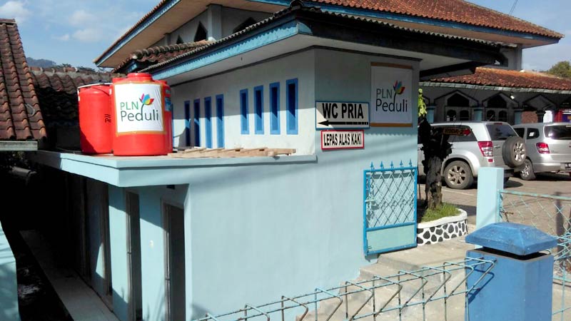 PLN Area Purwokerto Bantu Pemasangan Listrik Gratis dan MCK di Banjarnegara