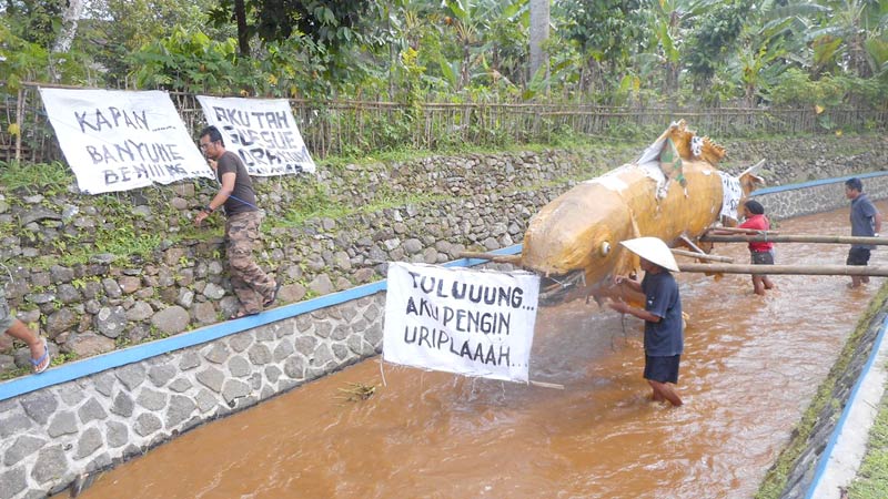 Tiga Bulan Air Sungai di Desa Krangtengah Keruh, Warga Gelar Protes di Sungai