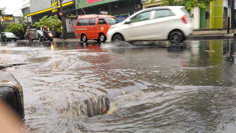 Saluran Drainase di Beberapa Ruas Jalan Purwokerto Tak Berfungsi Maksimal