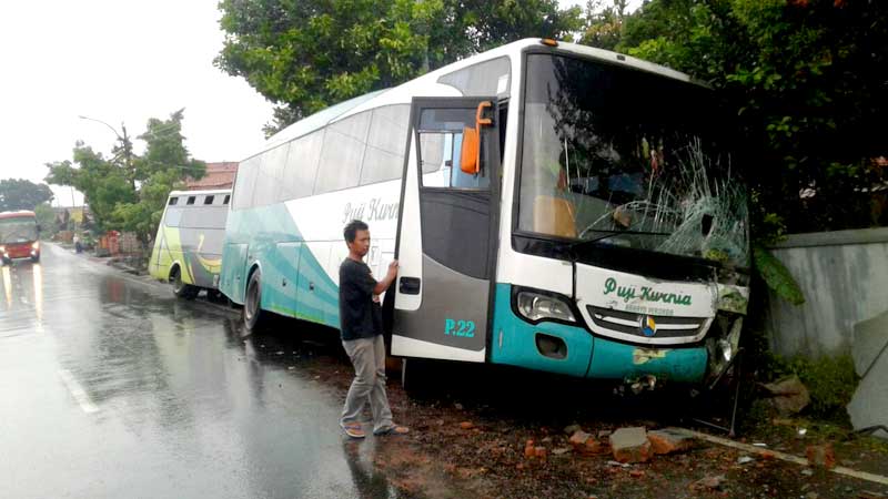 Ban Selip, Bus Tabrak Tembok Rumah di Jalur Ajibarang - Wangon