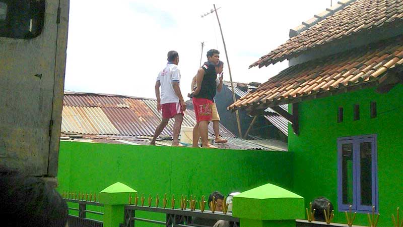 Stres, Warga Bojongsari Bakar Isi Rumah Kerabat