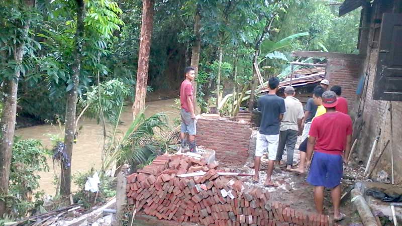 Sungai Meluap, Puluhan Rumah di Gumelar Terendam