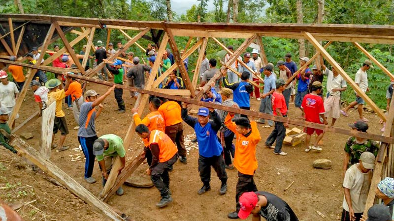 Tebing Masih Rawan Longsor, Rumah Warga Terdampak Longsor di Karangkobar Banyumas Dibongkar