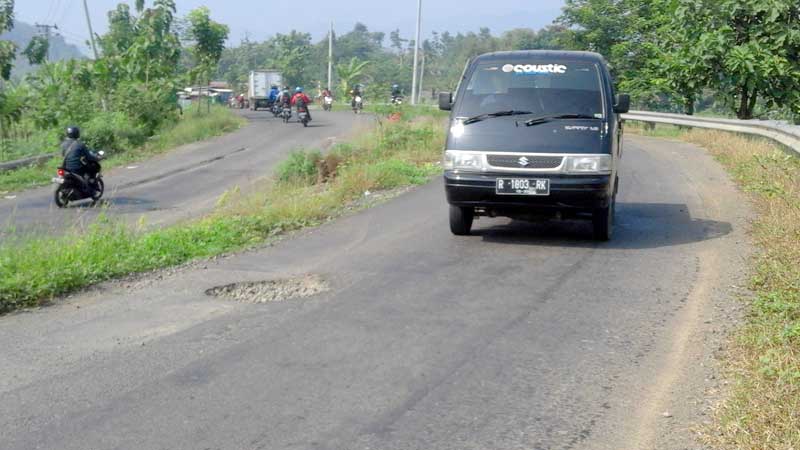 Jalan Gunung Tugel yang Terus Ambles Disarankan Ditutup