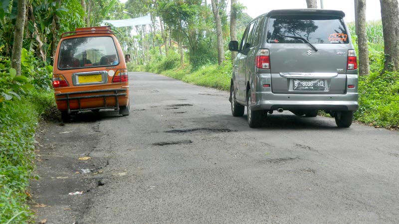 Waspada, Selain Penuh Lubang Jalan Kutasari-Meri Purbalingga Juga Minim Penerangan