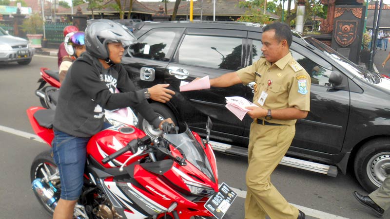 Bupati Purbalingga Bagi-Bagi Selebaran Anti Berita Hoax