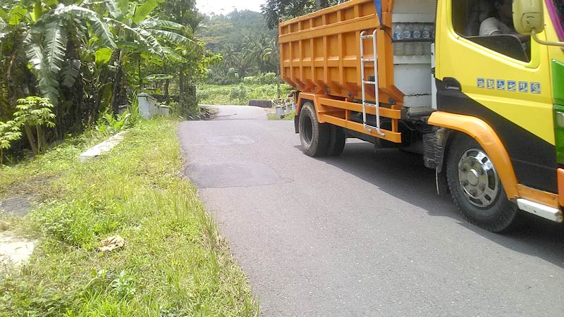 Diduga Lebihi Batas Tonase, Warga Keluhkan Aktivitas Pengangkutan Batu di Gumelar