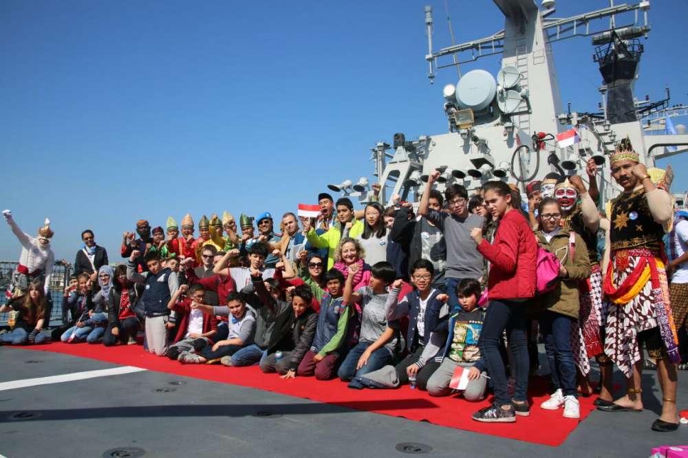 Kesenian Banyumas Memukau Pengunjung Open Ship Kri Bung Tomo 357 Di Lebanon