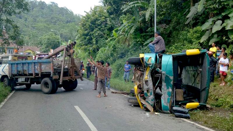 Mikro Terguling, Belasan Orang Luka-luka