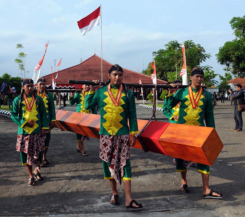 Enam Jam Lebih Berjalan Kaki, Tradisi Boyongan Replika Saka Sipanji Tumbuhkan Budaya Guyub dan Gotong Royong