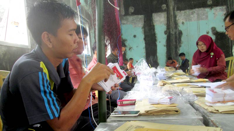 Panitia Pemilihan Kecamatan Majenang Temukan Kekurangan Surat Suara