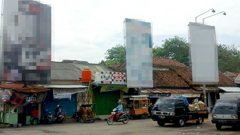 Papan Reklame di Wilayah Rawalo Bahayakan Warga