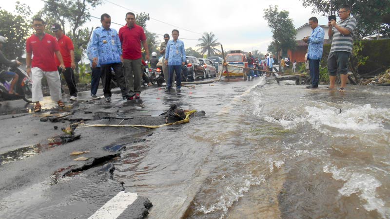 Banjir Akibat Tanggul Situ Marta Jebol Rusak Sejumlah Fasilitas Umum