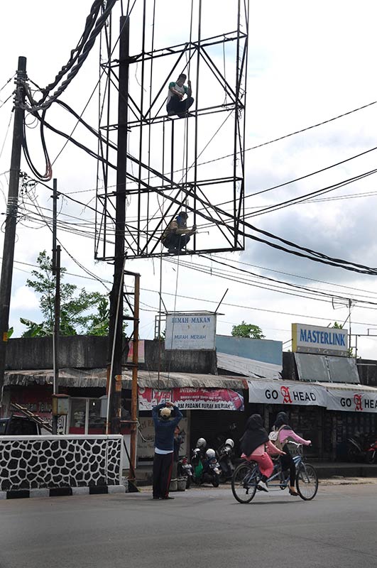 Rangka Baliho Usang di Wilayah Perkotaan Purwokerto Bahayakan Pengguna Jalan