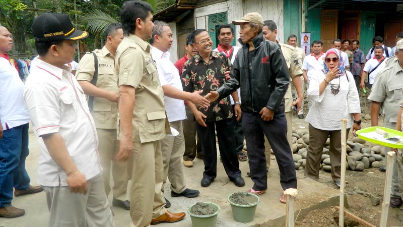 Rumah Orang Tua Sumanto Direhab