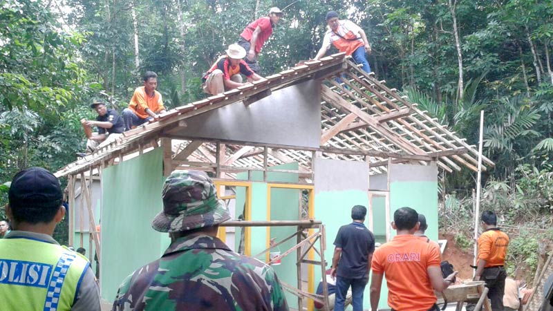 TNI dan Warga Kerjabakti Dirikan Rumah