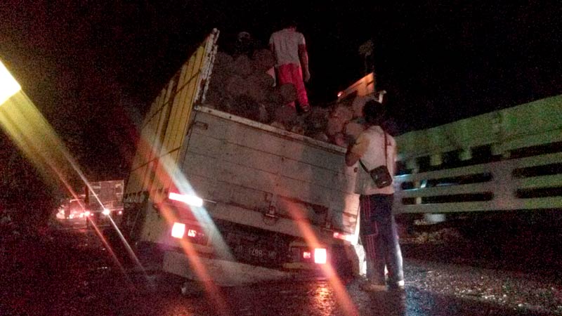 Pekuncen-Brebes Macet, Terhalang Truk Patah As