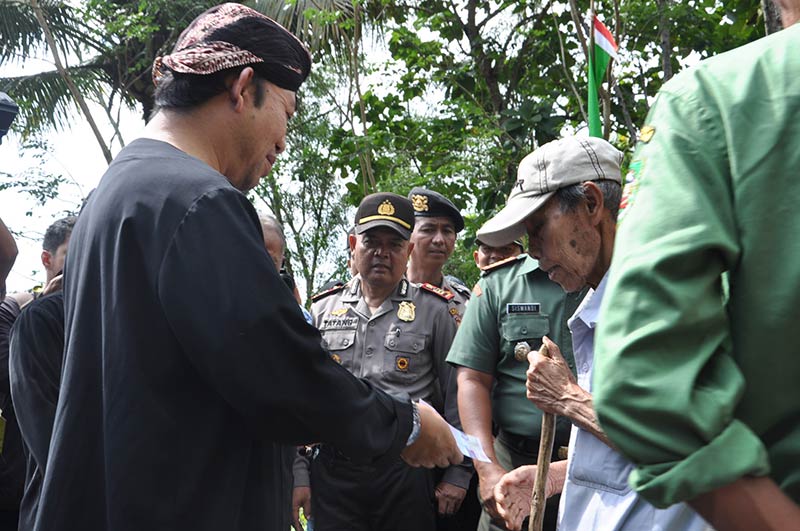 Tradisi Bagi-bagi Uang Saat Ziarah ke Makam Djoko Kaiman di Dawuhan yang Dinanti