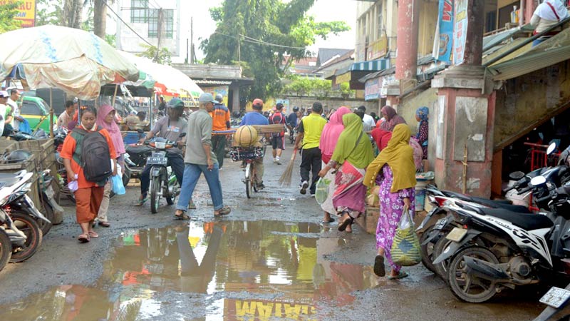 Becek, Jalan Lingkar Pasar Kroya Dikeluhkan
