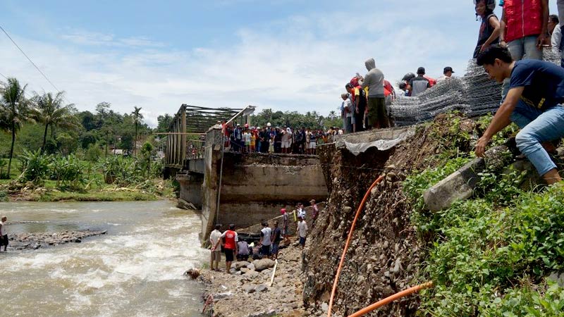 Perbaikan Jembatan Sungai Klawing yang Terputus Tak Sampai Dua Pekan