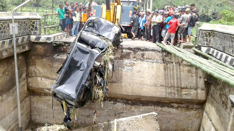 Butuh Satu Jam Lebih Evakuasi Avanza yang Nyemplung Sungai Klawing Ketika Oprti Jembatan Putus