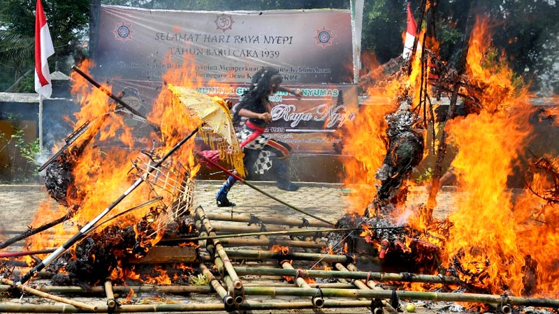 Hilangkan Kekuatan Negatif, Bakar Ogoh-Ogoh di Tawur Agung Desa Klinting Banyumas