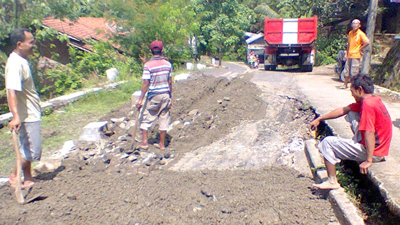 Jalan Ambles, Aktivitas Warga Desa Tiparkidul Ajibarang Terhambat