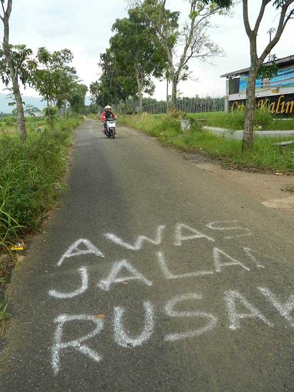 Jalan Rusak Klapasawit-Karangjambe Jangan Hanya Tambal Sulam