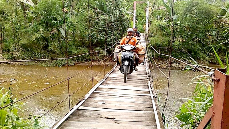 Jembatan Gantung Ciaur Banyumas Membahayakan