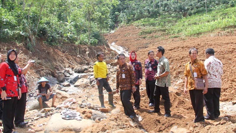 Relokasi Korban Longsor Sirau Terkendala Lahan