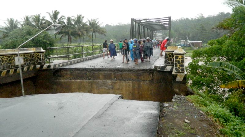 Klawing Banjir, Oprit Jembatan Patah, Satu Avanza Jatuh dan Diterjang Arus