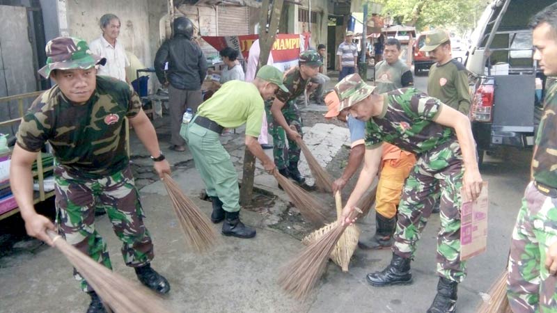 Koramil Purwokerto Utara Bersihkan Lingkungan Pasar Wage