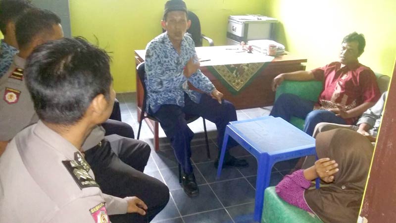 Datangi Kantor Desa, Warga Gembong Tuntut Pelaku Asusila Diadili