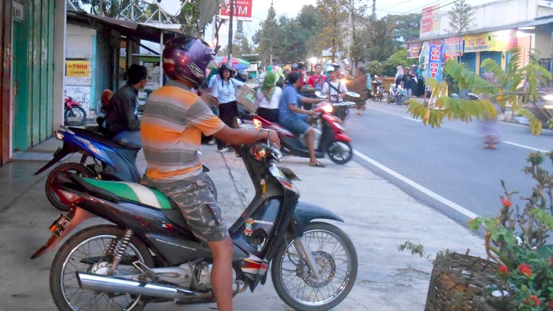 Papah Momong, Mamah Kerja Dulu