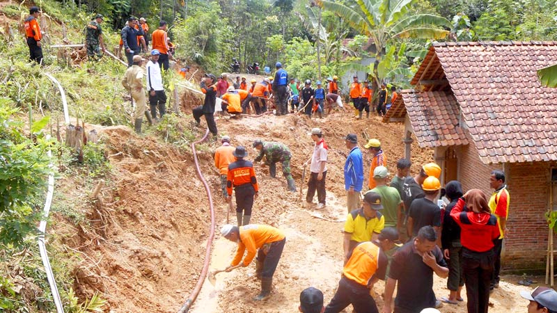 Pembersihan Material Longsor di Desa Tlaga Banyumas Dikebut