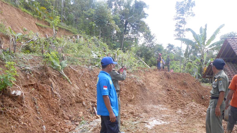 Pembersihan Material Longsor fi Gumelar Terkendala Alat Berat