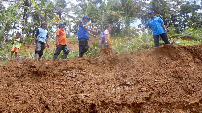 Longsor, 25 KK Warga Desa Tlaga Gumelar BanyumasTerisolir